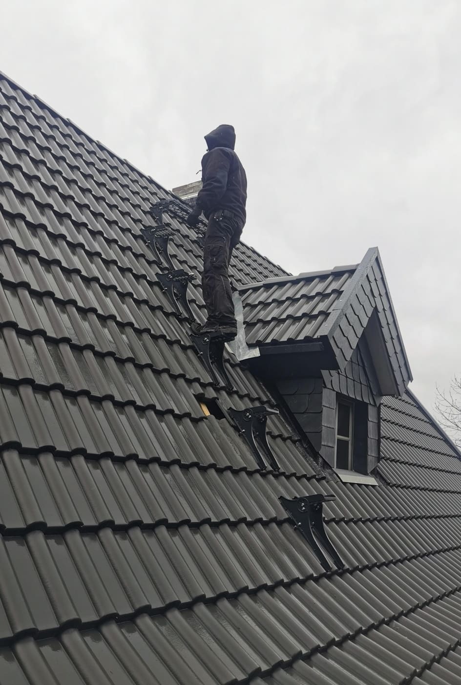 Dachdecker-Meisterbetrieb Andreas Neumann aus Leichlingen: Fachgerechte Betreuung und traditionelles Handwerk auf einem Ziegeldach